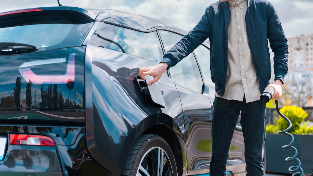 how does a hybrid car work